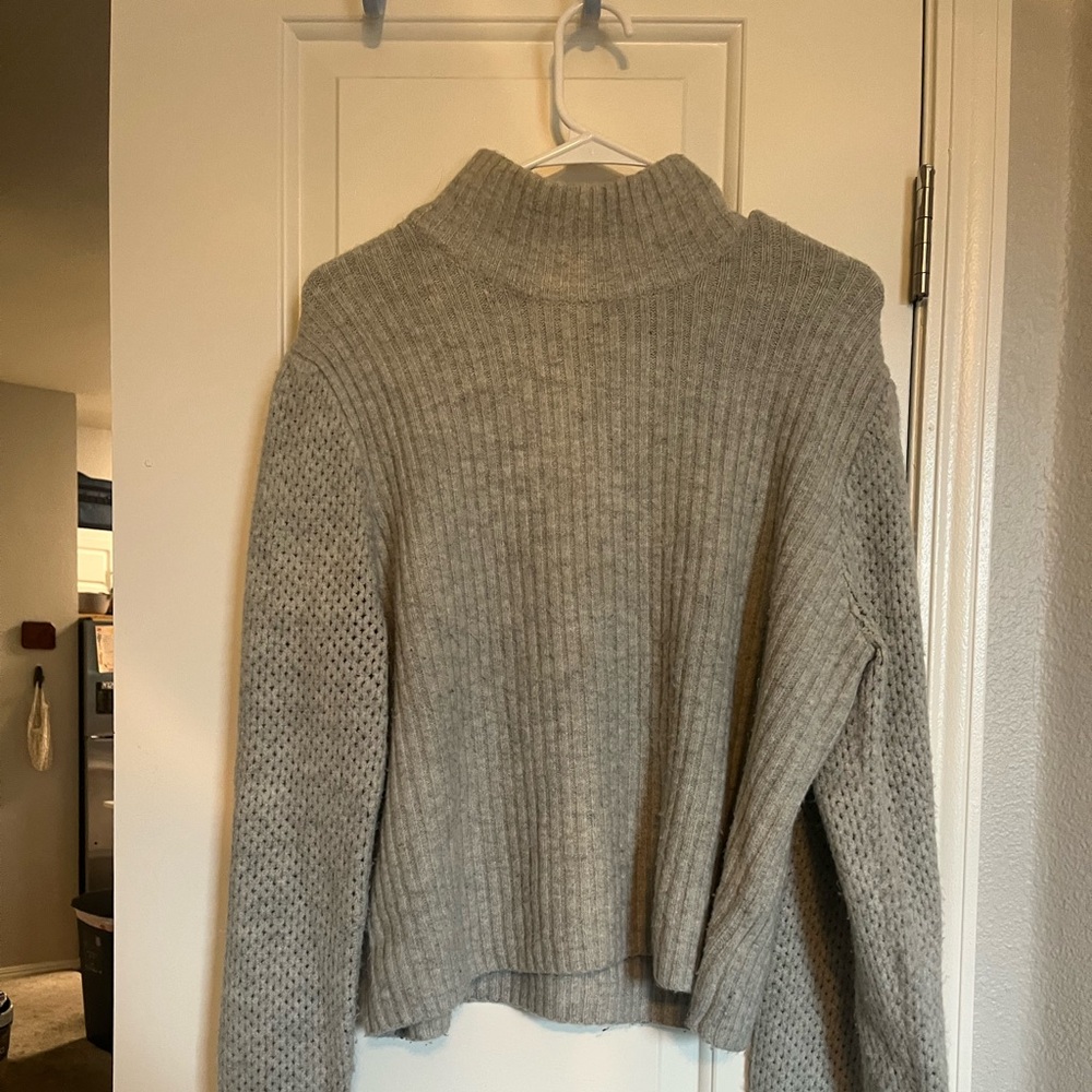 Lulu’s gray turtleneck sweater